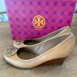 Tory Burch Sally Closed Toe Tan Leather Wedge Pumps with Logo Medallion 8M